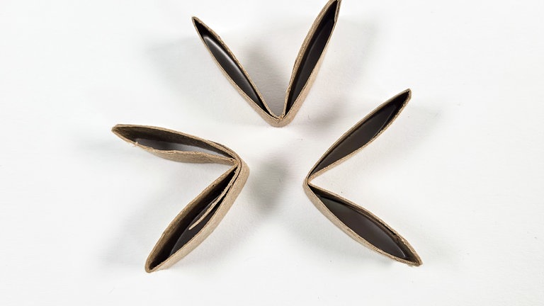 Alle drei Teile in der Mitte falten.