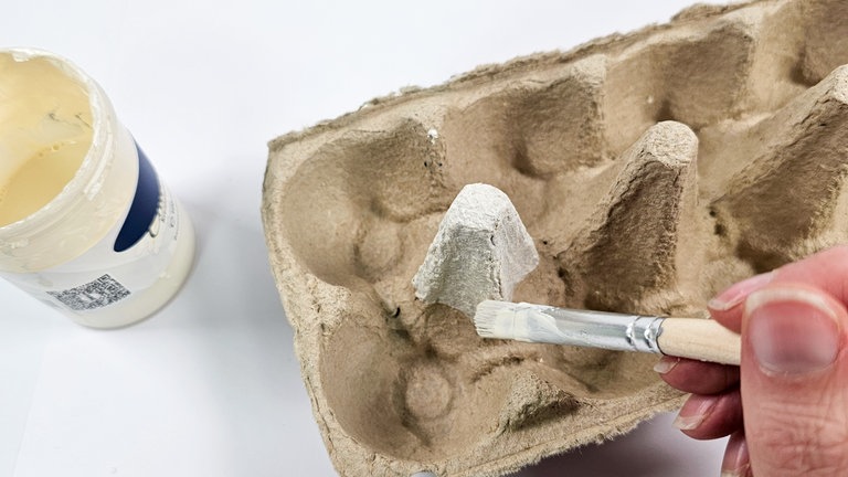 Die Zacken mittig im Eierkarton weiß bemalen.