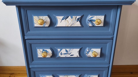 Möbel mit Tapete verschönern