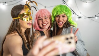 Last Minute Fastnachtskostüme: Eine Perücke und Maske.