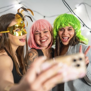 Last Minute Fastnachtskostüme: Eine Perücke und Maske.