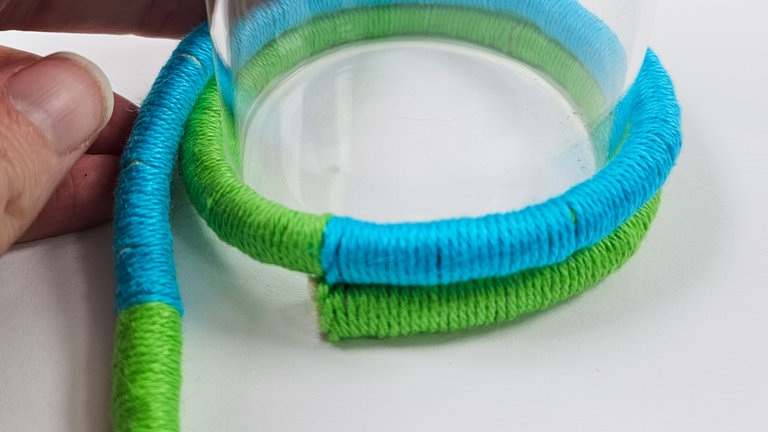 und jede Seilrunde mit etwas Heißkleber auf der darunterliegenden Schnur fixieren. 