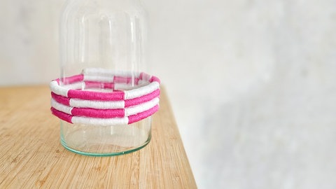 Vasen-Upcycling aus bunten Garnresten