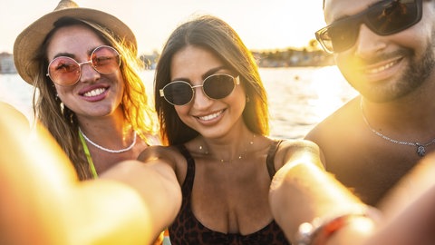 Damit der gemeinsame Urlaub mit Freunden auch reibungslos und ohne Streit stattfinden kann, ist es ratsam vorher ein paar Punkte anzusprechen, empfiehlt Expertin Ulrike Scheuermann.