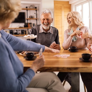 Senioren spielen gemeinsam Karten