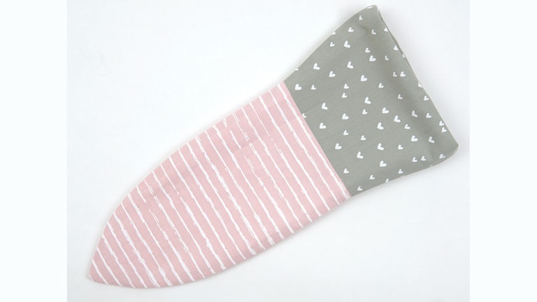 Die Teile ineinanderziehen und die Kanten rundum aufeinanderbügeln. 