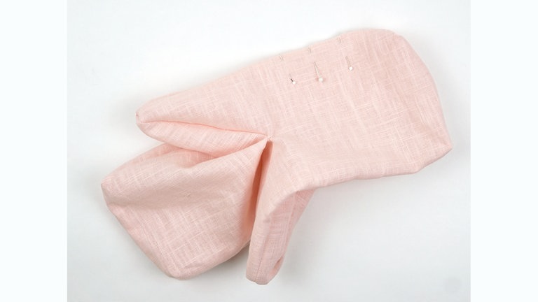 Die Teile durch die Wendeöffnung auf rechts wenden. Die Wendeöffnung aufeinanderheften.