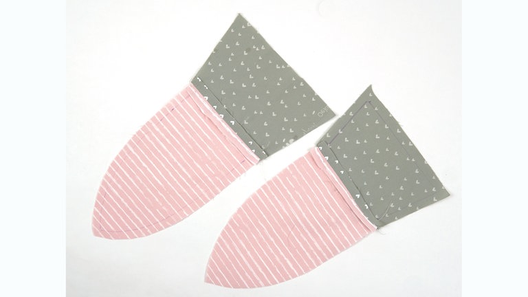 Die Oberteile nach oben klappen und die Nahtzugaben auseinanderbügeln. 