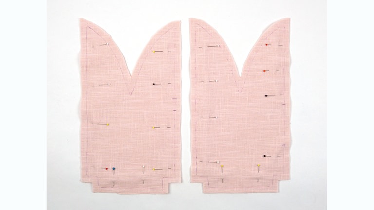 Die Schnittteile für das Außen- und das Innenteil jeweils rechts auf rechts legen und entlang der Seitenkanten und der Bodenstrecke aufeinanderheften. 