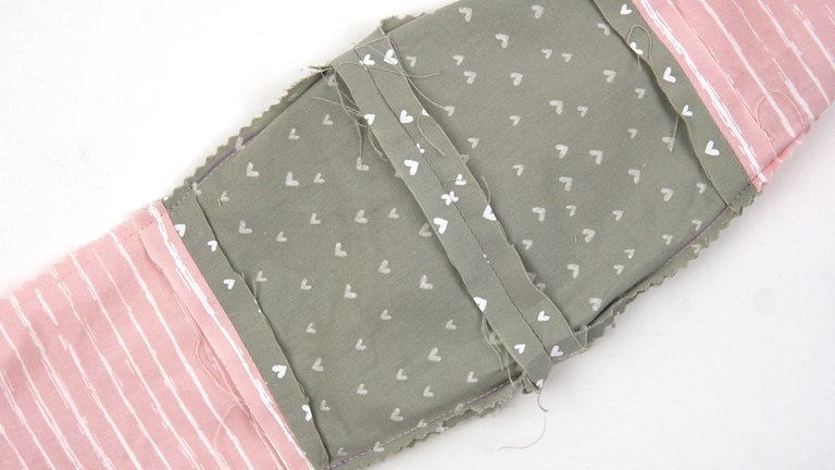 Die Beutelteile auseinanderziehen und die Nahtzugaben auseinanderbügeln. 