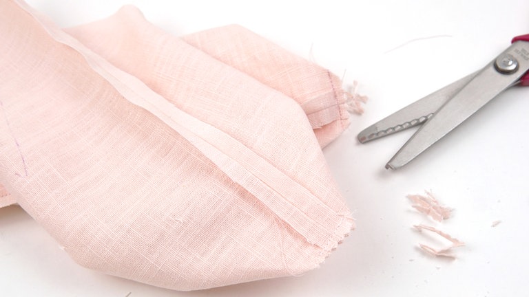 Die Nahtzugaben auf 5 mm zurückschneiden.