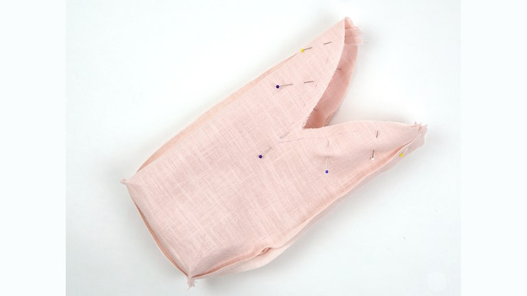 Das Außenteil auf rechts wenden und rechts auf rechts in das Innenteil schieben. 