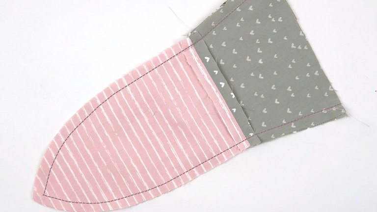 Die Seitennähte schließen.