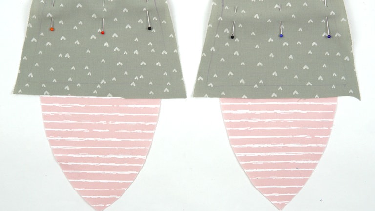 Die Oberteile rechts auf rechts an die Unterteile heften.