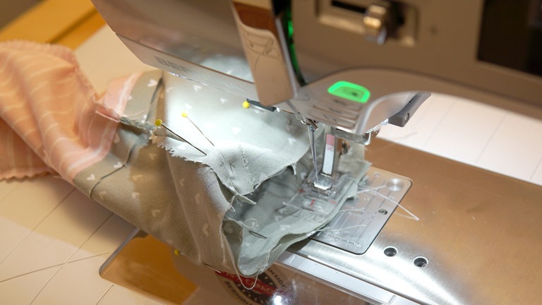 Die obere Kante durchgehend aufeinandersteppen. Das gelingt am einfachsten, indem Sie die Naht von innen steppen, wie hier abgebildet.