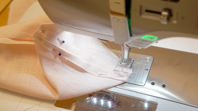 Die Kanten der Bodenecken zusammennähen. 