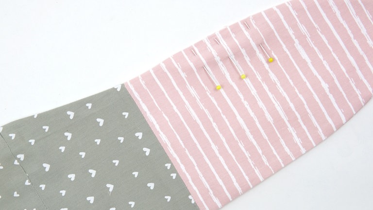 Die Teile durch die Wendeöffnung auf rechts wenden und alle Kanten sorgfältig aufeinanderbügeln. Die Wendeöffnung aufeinanderheften.