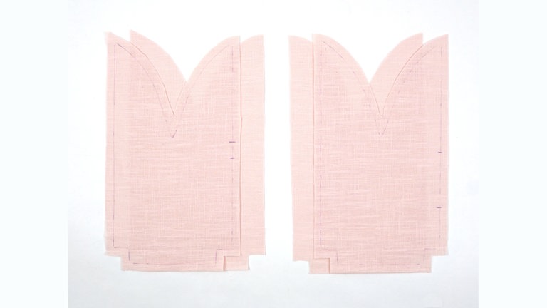 Die Schnittteile wie angegeben zuschneiden und die Markierungen vom Schnittmuster auf die Stoffteile übertragen.