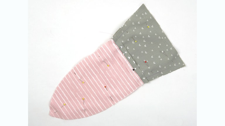 Die zwei Karottenteile rechts auf rechts legen und entlang der Seitenkanten aufeinanderheften. 