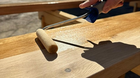 Holt wird mit Rolle gestrichen