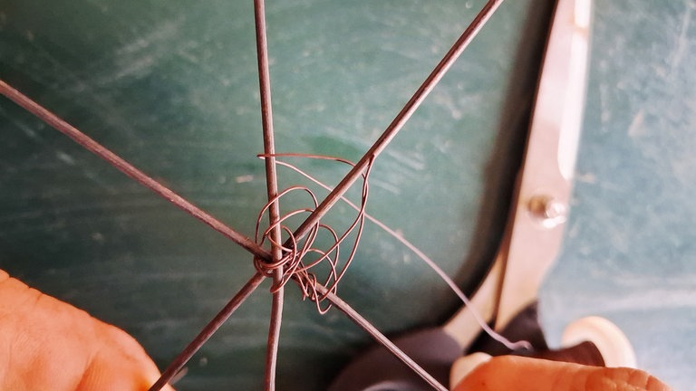 und diese in der Mitte mit dem Myrthedraht fixieren, so dass sie nicht mehr verrutschen. Dieses Konstrukts ist die Basis. 