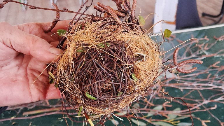 Der Myrthedraht aus der Mitte läuft einfach an der Rolle mit, bei Bedarf das Naturmaterial damit befestigen. 