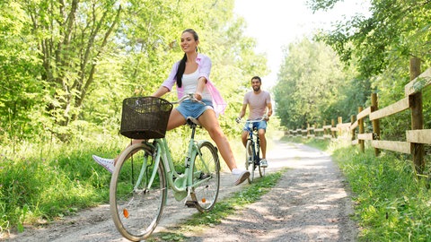 Frau und Mann beim Fahrradfahren