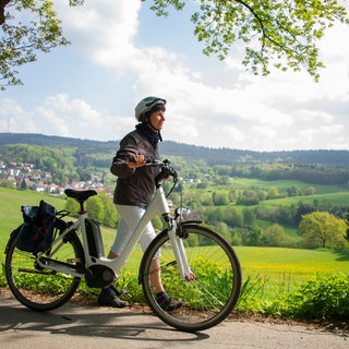 Frau ist mit dem Rad unterwegs