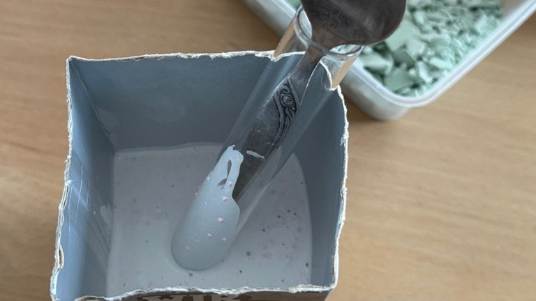 Das Reagenzglas einstecken. Da die Maße das leere Reagenzglas nach oben drückt, einfach ein Löffel zum Beschweren reinlegen.