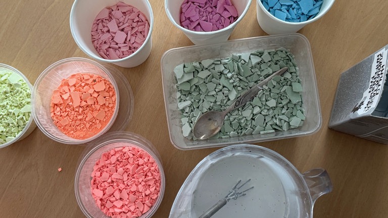 Die Terrazzo-Stückchen nach Farbwunsch hinzufügen. 