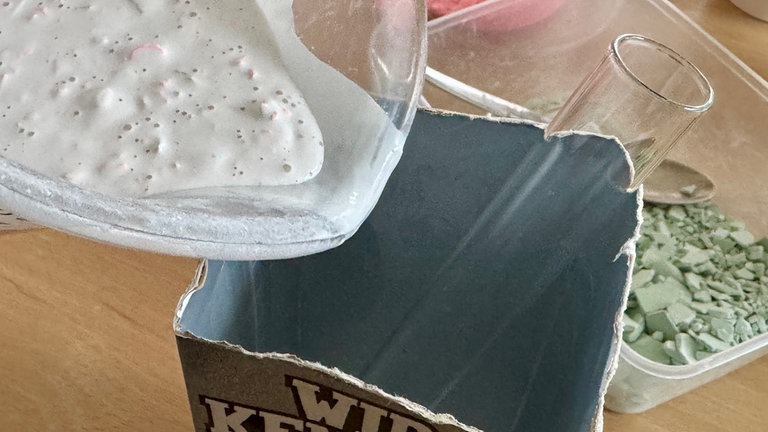 Die Masse mit den Terrazzo-Stückchen in einen ausgewaschenen Milchkarton füllen.