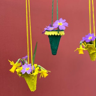 Die Blumen vorsichtig in das Steckmoos stecken und zu einem kleinen Arrangement zusammenstellen. 