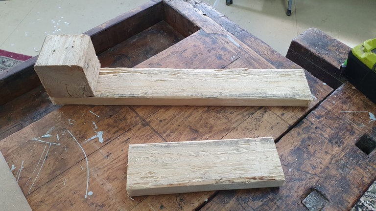 Die 2 Holzbretter miteinander verschrauben (Löcher vorbohren)