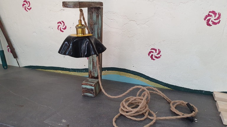 Lampenschirm mit Kabel an den Haken am Ständer hängen und Kabel dekorativ verlegen. 