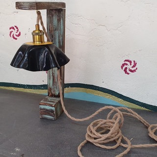 Lampenschirm mit Kabel an den Haken am Ständer hängen und Kabel dekorativ verlegen. 