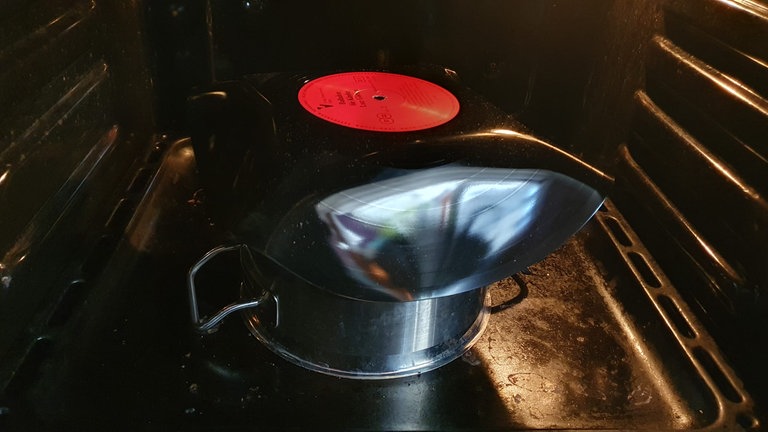 Die Schallplatte unter Aaufsicht erwärmen.