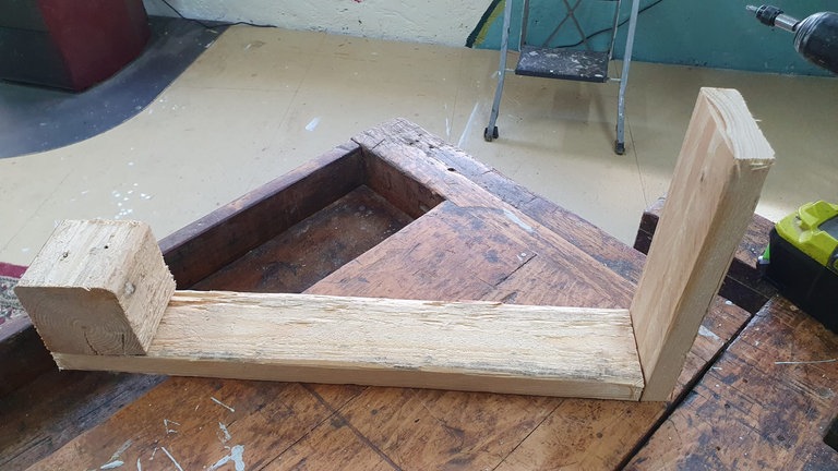 Opt. Holzklotz an das lange Brett schrauben (Befestigung von hinten)