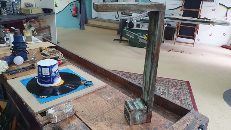 Holzständer lasieren und trocknen lassen. Farbe aufbringen (nicht deckend!) und trocknen lassen.