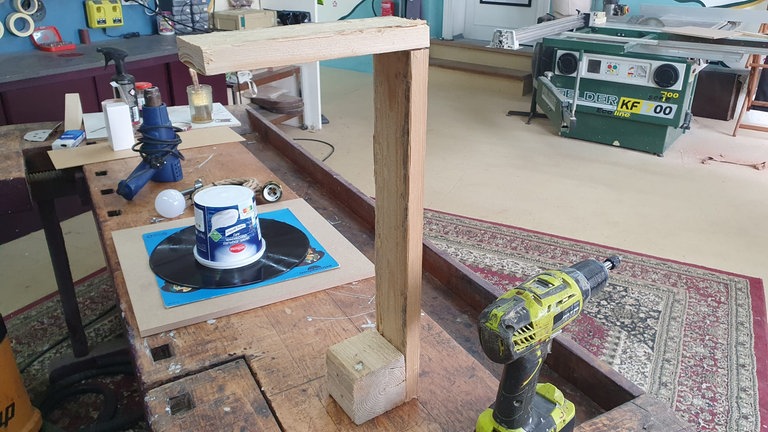 Das Holz grob schleifen, um es zu glätten.