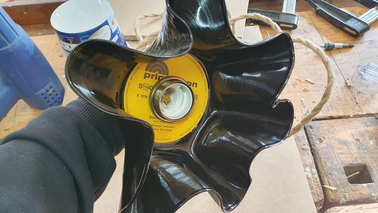 Hat die Schallpatte die gewünschte Form, alles kurz auskühlen lassen (ca. 5min) . Dann die Lampenfassung befestigen.