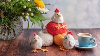 Gehäkelte Osterhühner als Eierwärmer