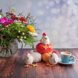 Gehäkelte Osterhühner als Eierwärmer