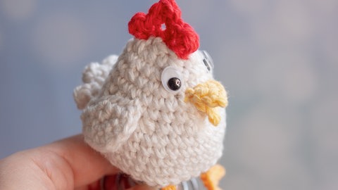 Gehäkelte Osterhühner als Eierwärmer