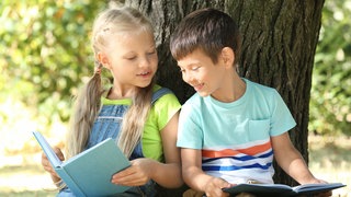 zwei Kinder beim Lesen