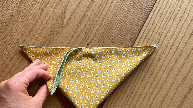 Danach das Rechteck an der verriegelten Stelle auseinanderfalten und umklappen,...