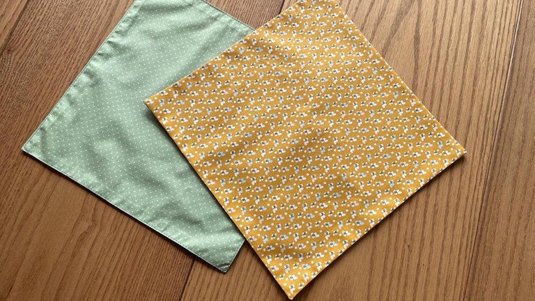 Die beiden Stoffstücke rechts auf rechts (schöne Seite auf schöne Seite) aufeinanderlegen. Die Stoffe rundherum zusammennähen. 