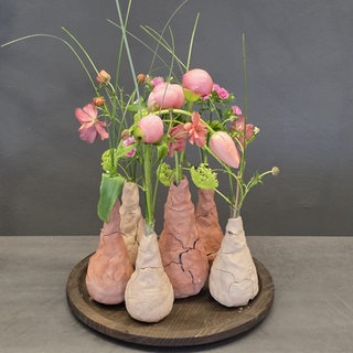 Kleine Tonvasen mit bunten Blüten