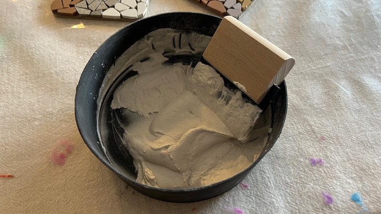 Die Fugenmasse anmischen.