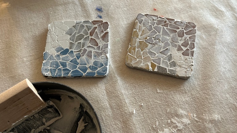 Überschüssige Masse vorsichtig abziehen. 