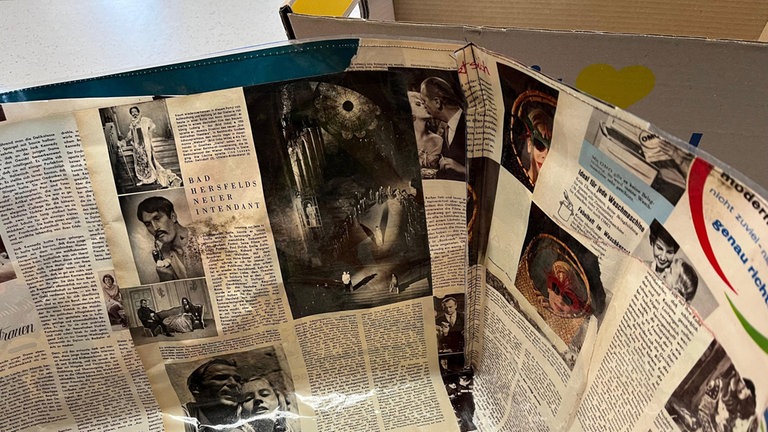 Die abgenähten Nahtzugaben werden auf die lange Seite des Kartons umgeklappt und mit einem schmalen Klebestreifen fixiert. Der Karton wird stehend, bzw. auf der langen Seite liegend in seine Hülle geschoben.